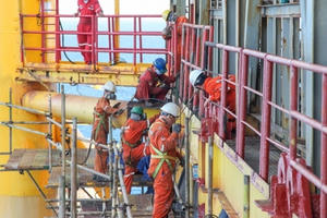 Người khai thác dầu khí trên biển được quy định thời gian làm việc và nghỉ ngơi