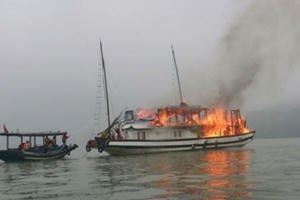 Lại xảy ra cháy tàu du lịch trên Vịnh Hạ Long