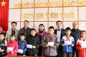 Trao quà cho học sinh nghèo vượt khó