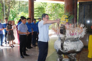 Đoàn Thanh niên Bộ Tư pháp dâng hương tưởng niệm tại Ngã ba Đồng Lộc và trao quà cho hộ nghèo ở huyện Can Lộc Đoàn Thanh niên Bộ Tư pháp dâng hương tưởng niệm tại Ngã ba Đồng Lộc và trao quà cho hộ nghèo ở huyện Can Lộc