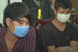 Xe chở 3, không nón bảo hiểm, không khẩu trang còn đánh cảnh sát