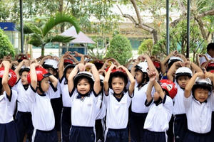 Hậu Giang: Trao tặng gần 2.200 mũ bảo hiểm cho học sinh tiểu học