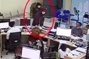 Video cận cảnh 2 đối tượng dùng súng cướp ngân hàng, đâm bảo vệ tử vong