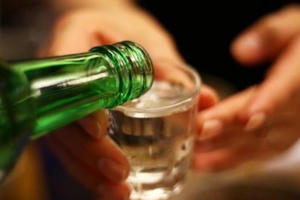 Thay đổi 'văn hóa' uống rượu, tránh ngộ độc
