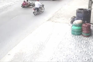 [Clip]: Lao như gió, exciter nằm gọn trong gầm xe tải