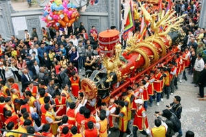 Hàng nghìn người phấn khích với lễ rước pháo "khủng" ở Đồng Kỵ