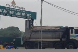 Hà Nội: Bí ẩn đoàn xe “hổ vồ” vượt cả chục km đổ đất thải trái phép