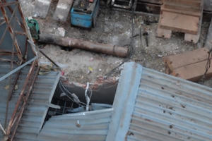 TP HCM: Giàn ép cột bê tông 10 tấn đổ sập đè ngân hàng Eximbank