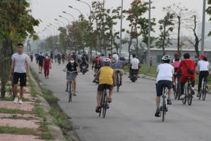 Nghỉ dịch Covid-19, người dân TP Vinh "đua nhau" đi tập thể dục