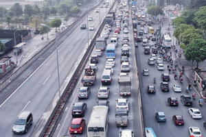 Người dân ùn ùn rời Hà Nội từ mờ sáng, đường Vành đai 3 'tê liệt'