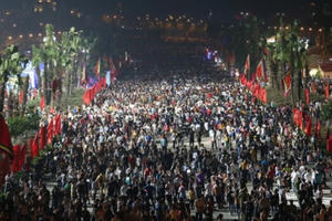 "Biển người" hành hương Đền Hùng trong đêm trước ngày khai hội