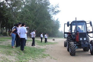 Phan Thiết làm sạch bãi biển bằng xe cào rác