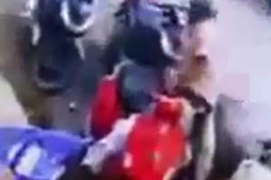 [Clip] : Người đàn ông đi SH giật túi xách, bị bắt quả tang vẫn lớn tiếng thách thức