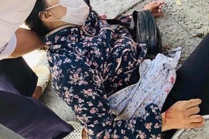 Hà Nội: Đang ngồi bán hoa quả, người phụ nữ bị đâm gục tại chỗ phải nhập viện cấp cứu