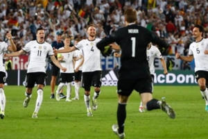 Video: Màn "đấu súng" cân não giữa Đức và Italia