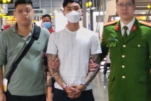 Bắt đối tượng truy nã đặc biệt núp bóng nhân viên giao gas