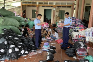 Tạm giữ hơn 11.000 sản phẩm quần áo, mũ bảo hiểm có dấu hiệu giả mạo nhãn hiệu
