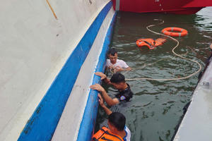 Cận cảnh công tác tìm kiếm, cứu hộ các nạn nhân vụ chìm tàu du lịch tại Quảng Ninh