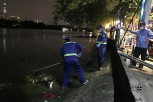 Khách uống cà phê tá hỏa khi thấy thi thể trôi lềnh bềnh dưới sông