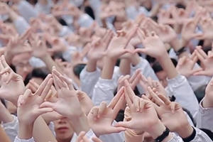 Tấm lòng của hơn 3.000 học sinh hát vì thầy Văn Như Cương vào đề thi Tấm lòng của hơn 3.000 học sinh hát vì thầy Văn Như Cương vào đề thi