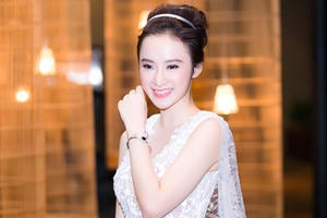 Choáng ngợp trước nhan sắc của  “nữ hoàng thảm đỏ” Angela Phương Trinh