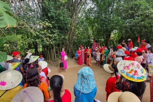 Bồi hồi, xúc động dòng người về thăm quê Bác