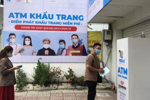 Ấm áp nghĩa tình ATM khẩu trang trong tâm dịch Covid-19