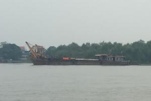 Hải Phòng: Tàu dầu đâm chìm sà lan trên sông Cấm