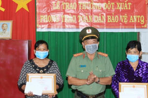 An Giang: Hai phụ nữ Khmer bắt cướp được Giám đốc Công an tỉnh tặng giấy khen