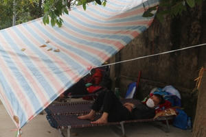 Dựng lều sống "vật vờ" cạnh khu điều trị COVID-19 chờ tin người thân