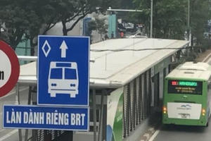 Hàng ngàn tỷ đồng đổ vào tuyến buýt nhanh, người đi đường vẫn phải chịu cảnh... "rùa bò"