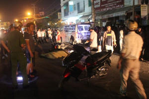 Tin tai nạn giao thông Plus: Dừng chờ đèn đỏ, 2 xe máy bị xe tải tông trúng