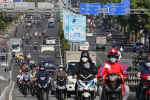 Nhiều đường ở TP HCM đông xe