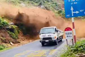 Quốc lộ 4D sạt lở nghiêm trọng, tài xế xe tải thoát nạn trong gang tấc