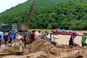 Thanh Hóa: Những hình ảnh đầu tiên về mưa lũ kinh hoàng tại Mường Lát Thanh Hóa: Những hình ảnh đầu tiên về mưa lũ kinh hoàng tại Mường Lát