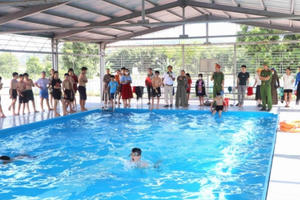 Hà Tĩnh: 100 học sinh miền núi hoàn thành khóa học bơi miễn phí