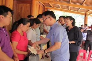 Bộ trưởng Bộ Tư pháp đến thăm người dân vùng lũ Quan Sơn, Thanh Hoá