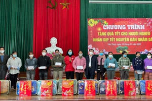 Lãnh đạo tỉnh Hòa Bình tặng quà Tết cho người nghèo trên địa bàn