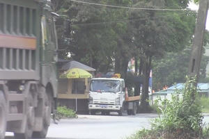 Đường xuống cấp, ô nhiễm môi trường nghiêm trọng vì xe quá tải