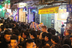 Phố đi bộ Hồ Gươm "gánh” hàng vạn người đêm giao thừa