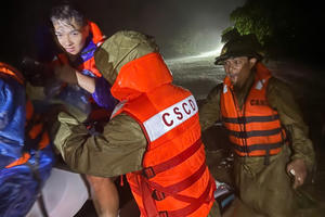 Thanh Hoá: Giải cứu an toàn 3 nạn nhân bị nước lũ cô lập tại xã Sao Vàng