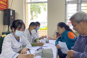 Bệnh viện Quân y 110 khám bệnh, cấp phát thuốc miễn phí tặng hộ nghèo, gia đình chính sách tại Bắc Giang Bệnh viện Quân y 110 khám bệnh, cấp phát thuốc miễn phí tặng hộ nghèo, gia đình chính sách tại Bắc Giang