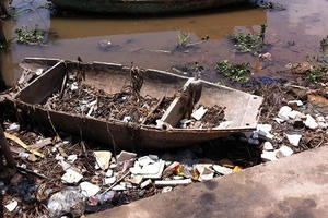 Rác thải 'bức tử' cửa sông Lạch Vạn