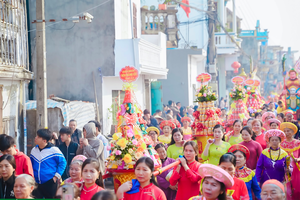 Biển người chen chân trong ngày khai mạc "Lễ hội Cầu ngư 2025"