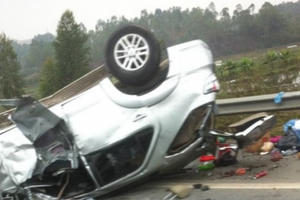 "Thánh lật" Fortuner ngửa bụng trên cao tốc Nội Bài - Lào Cai