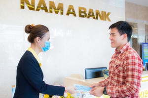 Nhân viên ngân hàng phòng tránh virus corona