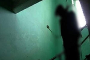 Người mẹ phát hiện thi thể con trai trong trạng thái treo cổ