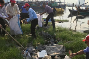 Hơn 2.000 người tham gia làm sạch môi trường biển Đà Nẵng Hơn 2.000 người tham gia làm sạch môi trường biển Đà Nẵng