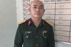 Đối tượng giả mạo sĩ quan quân đội để thông chốt