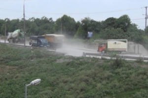 Bản tin Giao thông Plus: Dân khốn khổ với con đường bụi mù mịt giữa Thủ đô